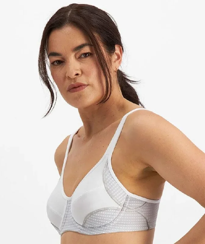 berlei-electrify-mesh-underwire-sports-bra-white-1